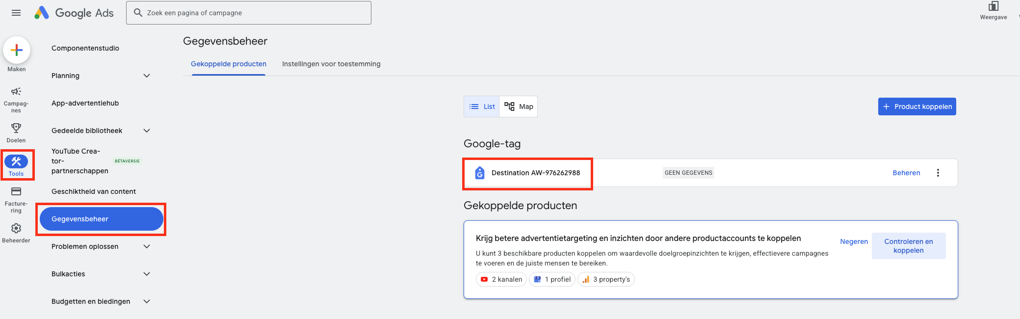 Google Ads interface in het gedeelte Data manager met het menu Tools geopend, gemarkeerde navigatie naar Data manager en een zichtbare Destination ID in het gedeelte Google tag.