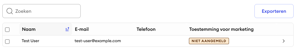 Contactlijstweergave in het dashboard met een contactitem met de status “Niet geabonneerd”, wat aangeeft dat er geen marketingtoestemming is gegeven.